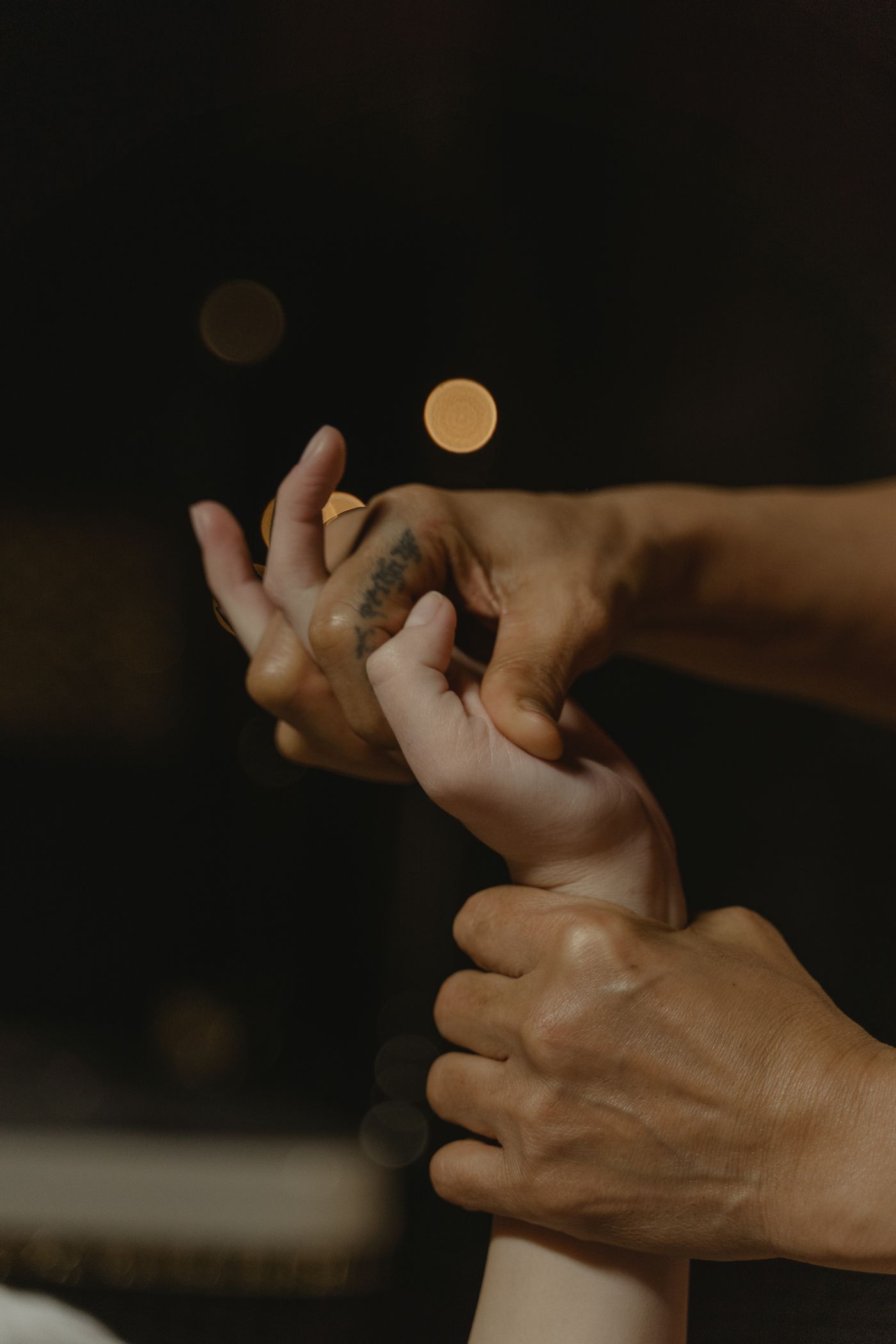 ภาพถ่ายประกอบมือและนิ้วระหว่างการดูแลมือ