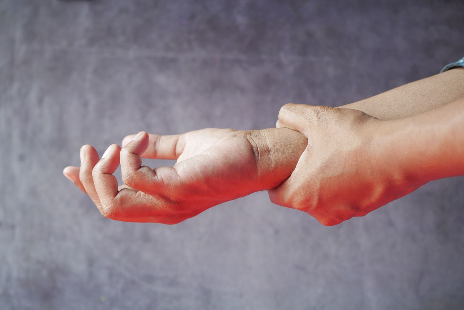 ภาพถ่ายประกอบอาการไม่สบายบริเวณมือ ไม่ใช้วินิจฉัยนิ้วล็อก