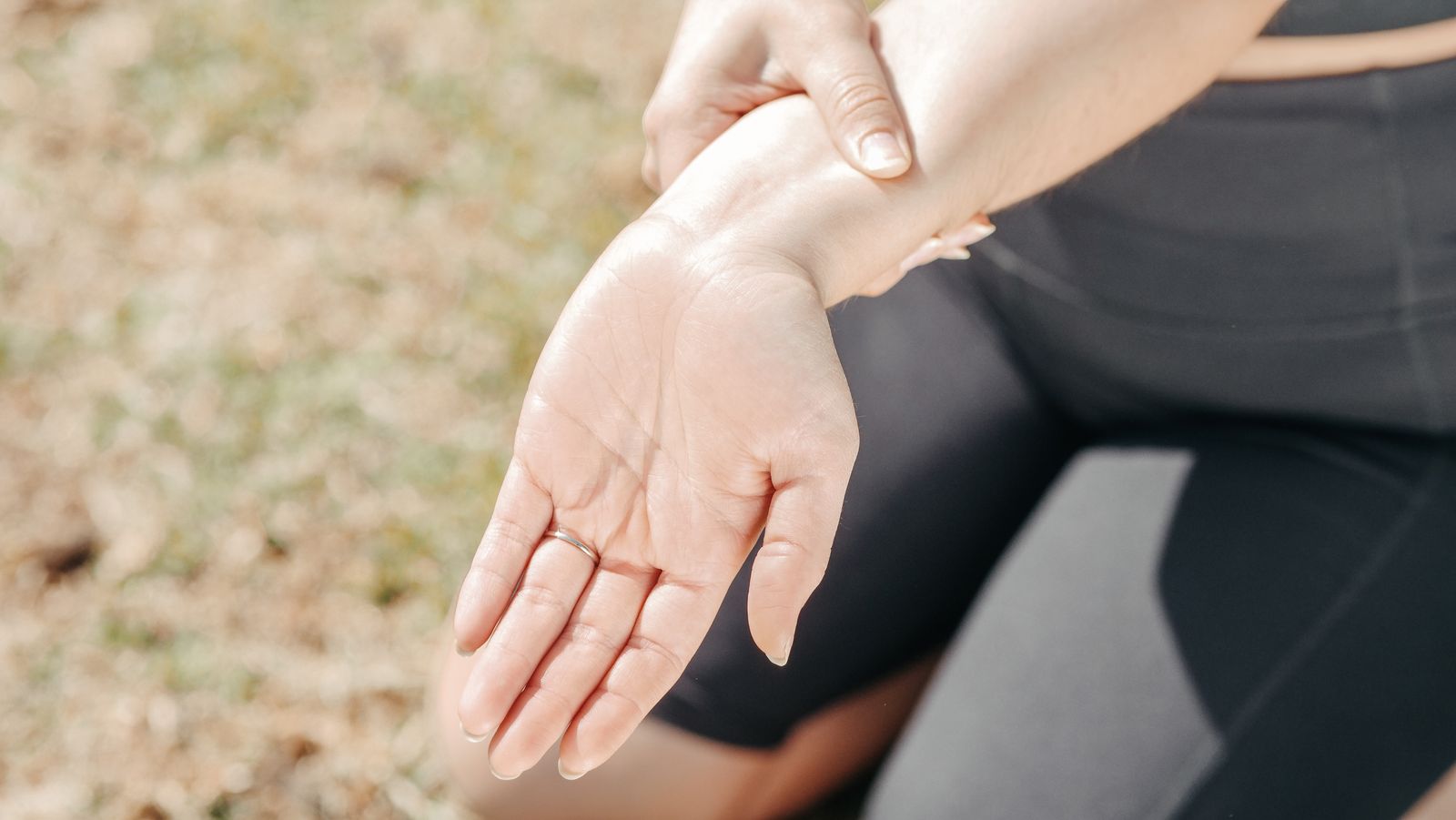 ภาพถ่ายประกอบการดูแลข้อมือและปลายแขน